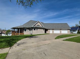 811 N Main St, Chariton, IA 50049