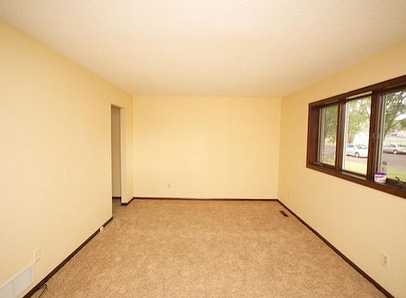 4th image of 407 Arlington Ave E