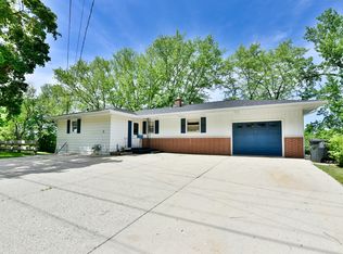 548 W Chestnut St, Burlington, WI 53105