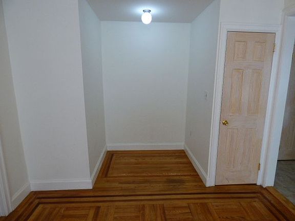 4th image of 2427 29th St APT 1F