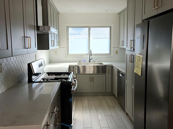 5th image of 126 Plymouth Cir