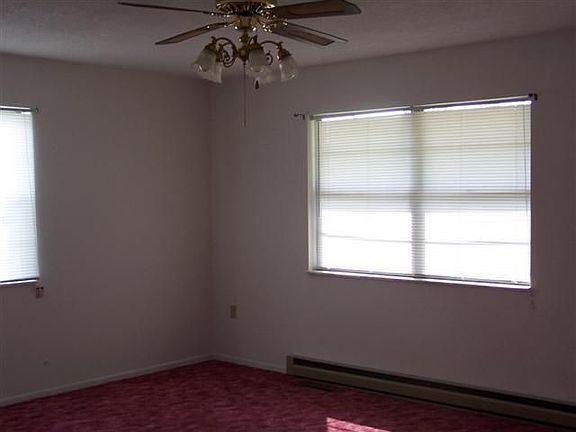4th image of 398 Hartshaw Dr