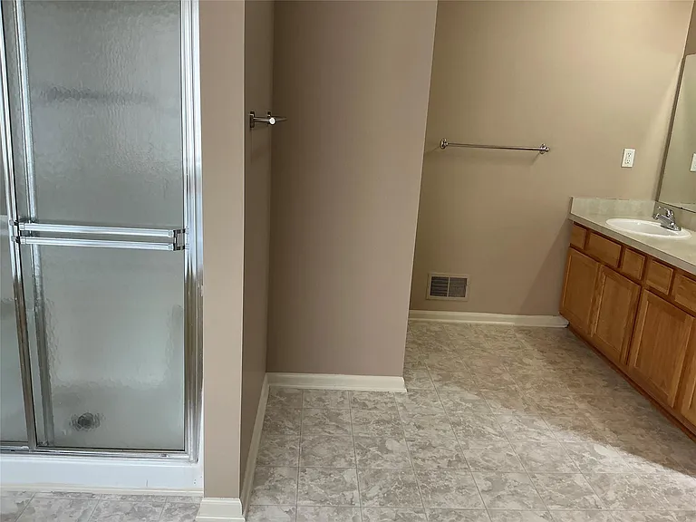 48161 Nottinghill Ln — Photo 30