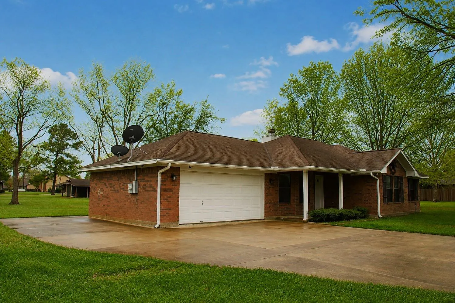 3 bed, 2.0 bath, 1402 sqft, $2,200 — Photo 2