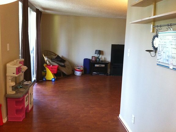3rd image of 16012 Moorpark St Unit 201