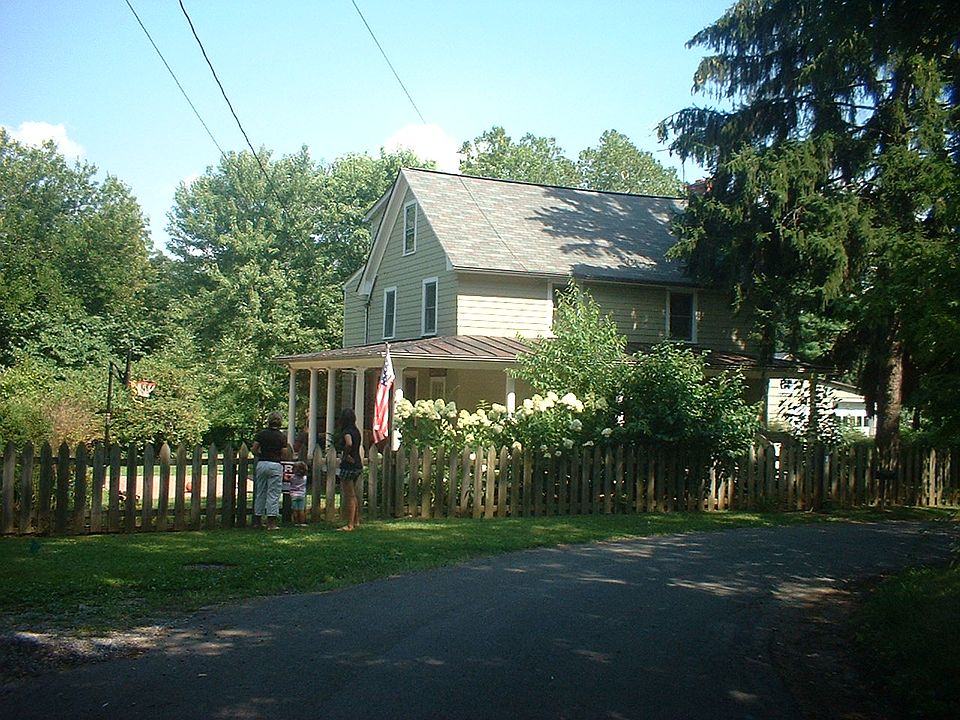 Quiet dead-end street.