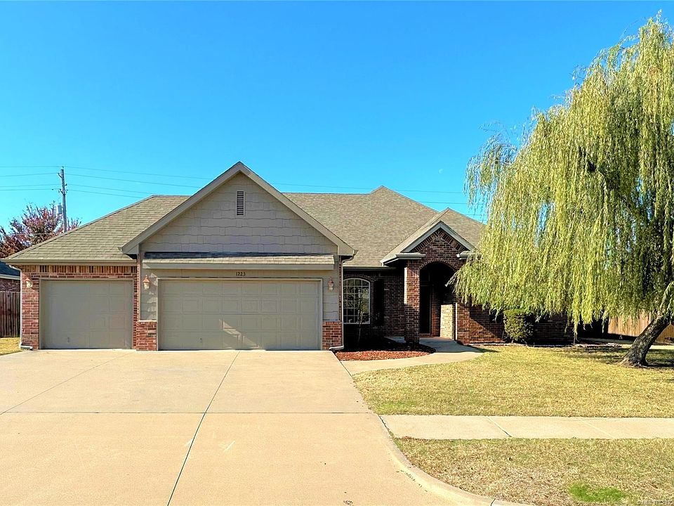 1st image of 1223 Manor Dr