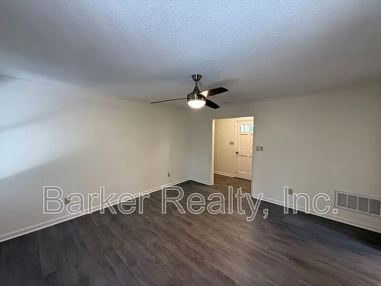 1506 Macdonald Ave — Photo 2