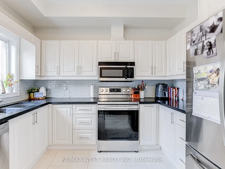 12 Grogan Mews — Photo 7