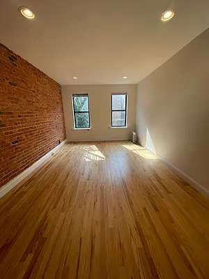 Rented by PMG Real Estate  | media 22