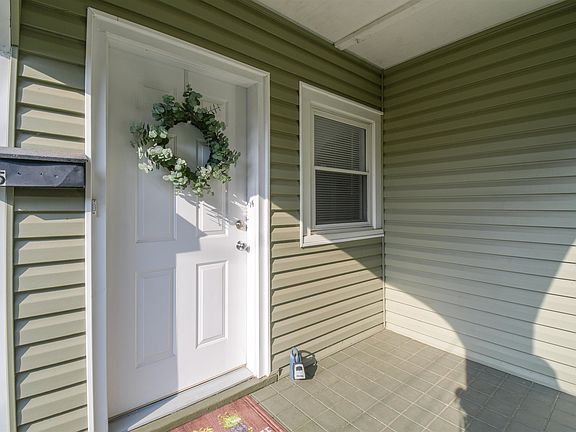 3rd image of 285 N Augusta Ave