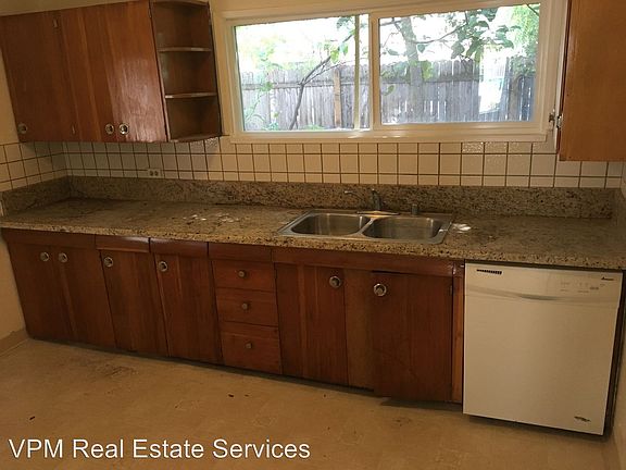 4th image of 521 University Dr
