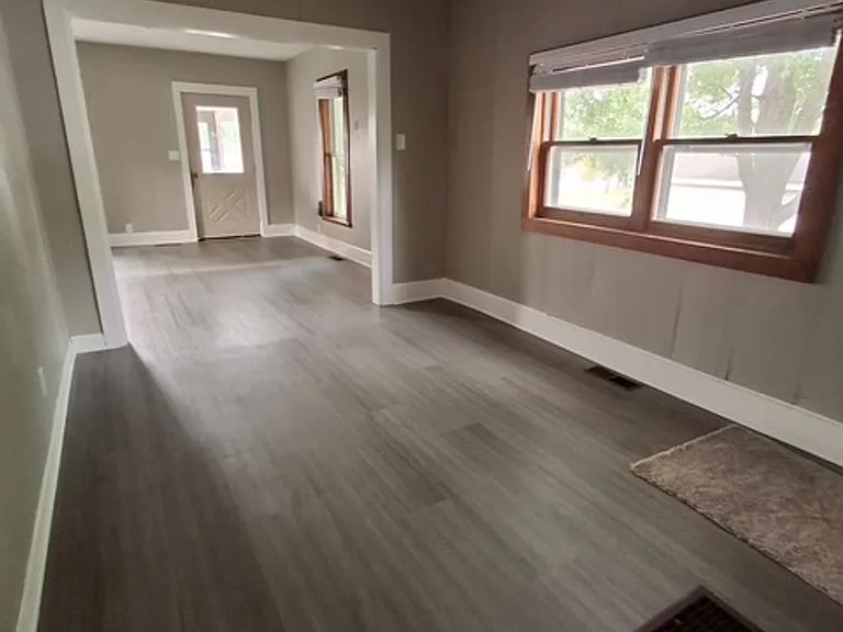 814 Lake Ave E — Photo 2