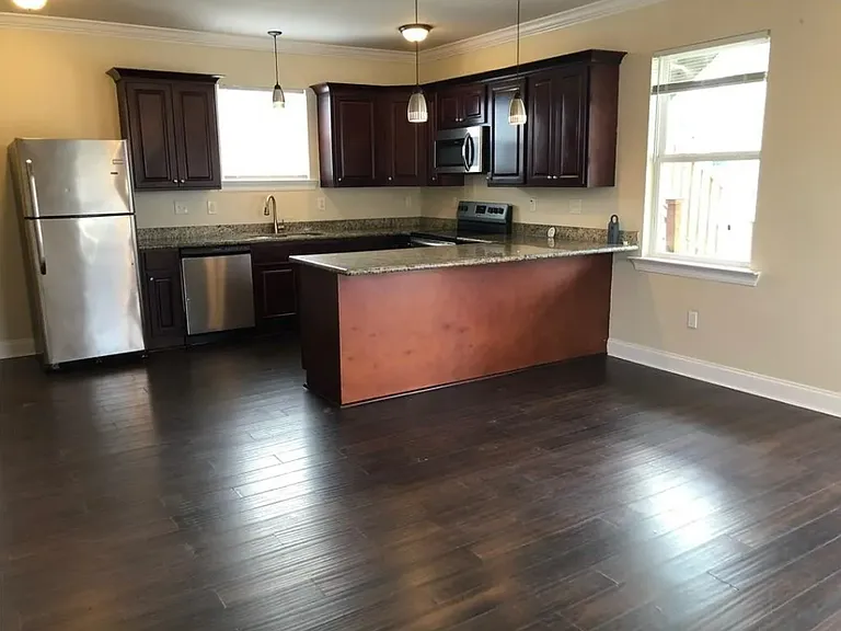 2539 Eagle St — Photo 7