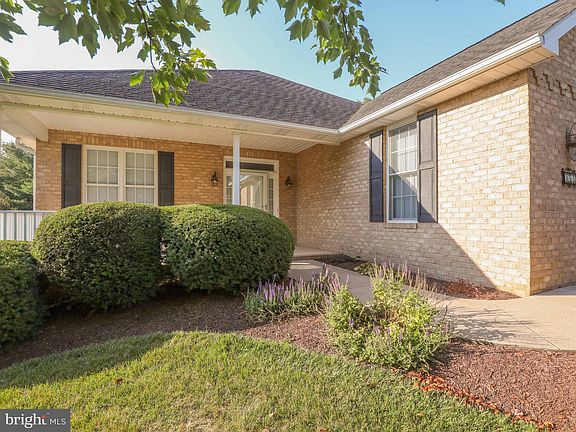 3rd image of 861 Buckner Dr