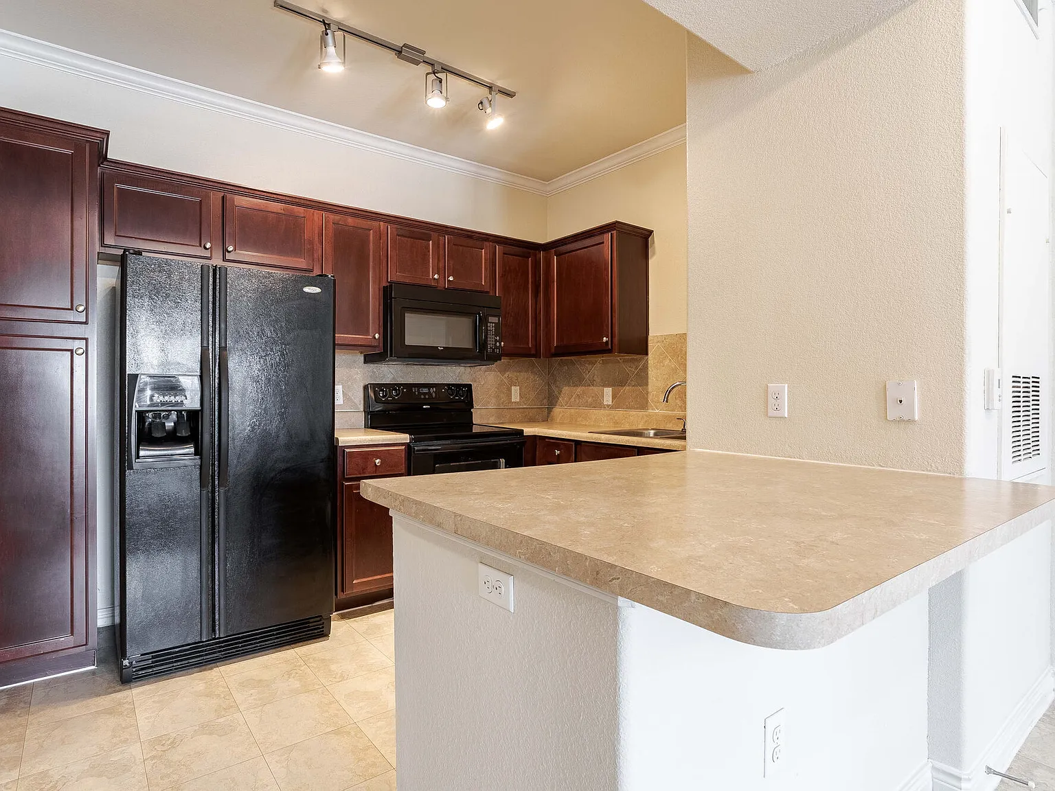 Plantation Apartments — Photo 4