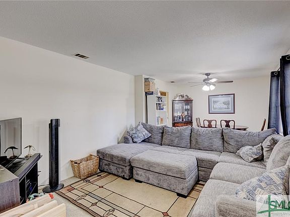 4th image of 6 Greenbriar Dr