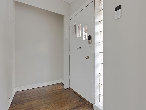 3rd image of 900 N Damen Ave