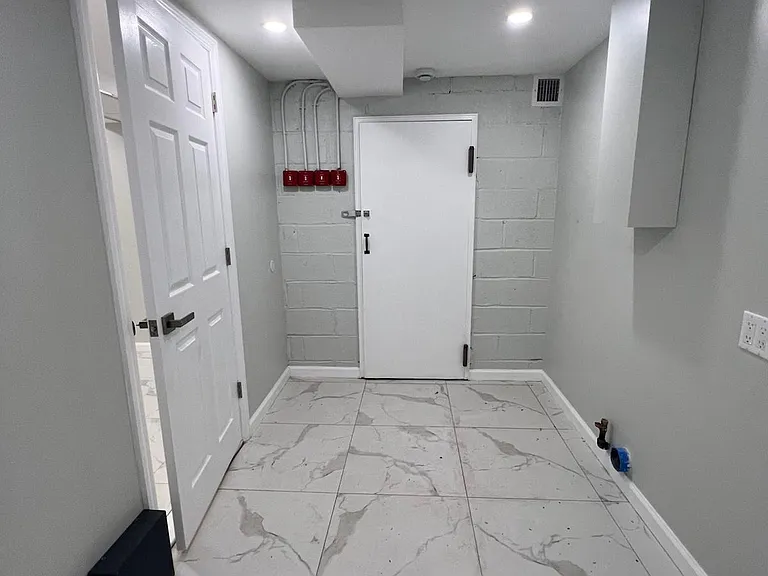 251 E 46th St #1 — Photo 14