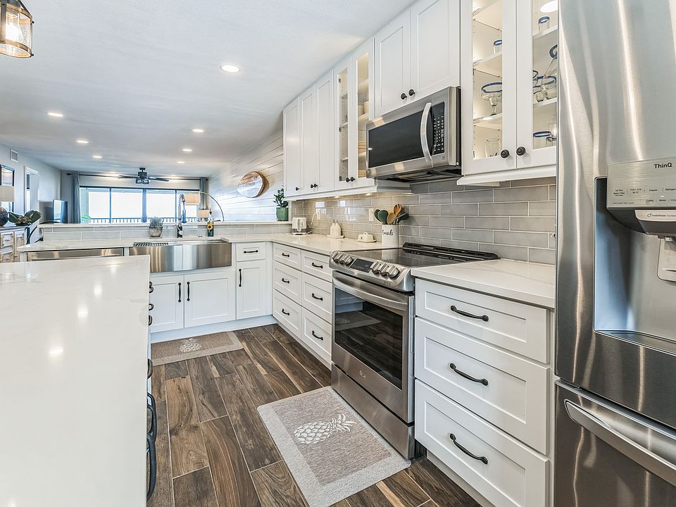 Tastefully decorated kitchen