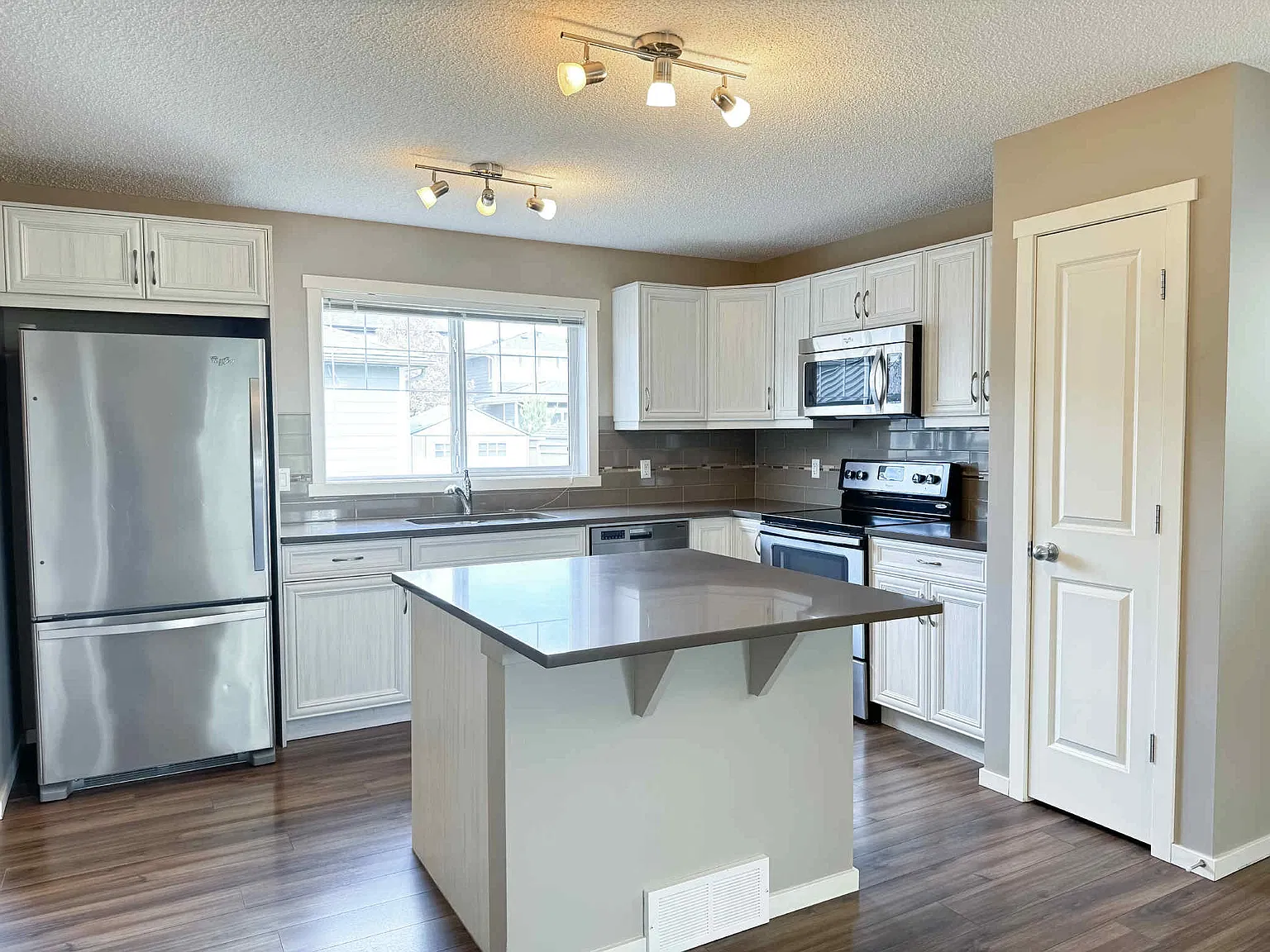 4 bed, 3.5 bath, 1325 sqft, $2,800 — Photo 4