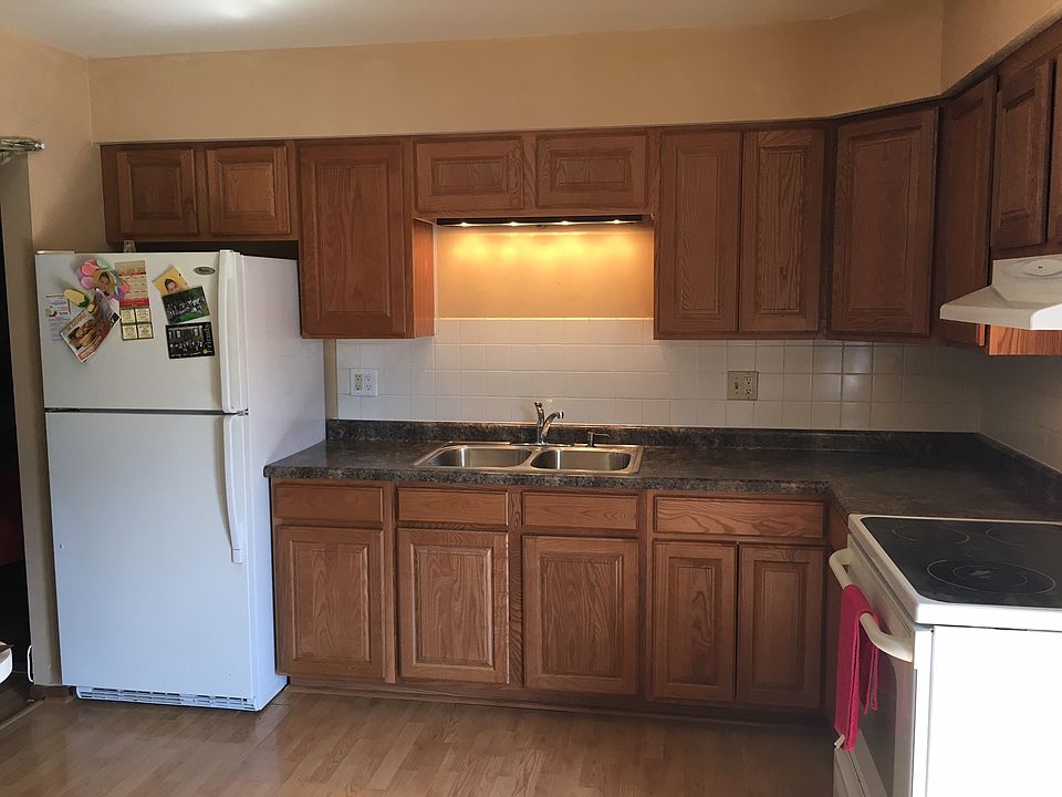 2nd image of 302 Lilac Ln