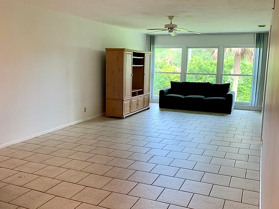 4th image of 118 Palm Dr APT 16
