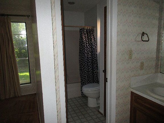 5th image of 205 Montclaire Dr