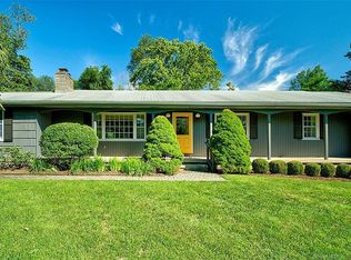 15 Wedgewood Dr, Woodbridge, CT 06525