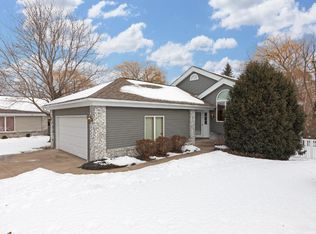 5734 Heather Ridge Dr, Shoreview, MN 55126