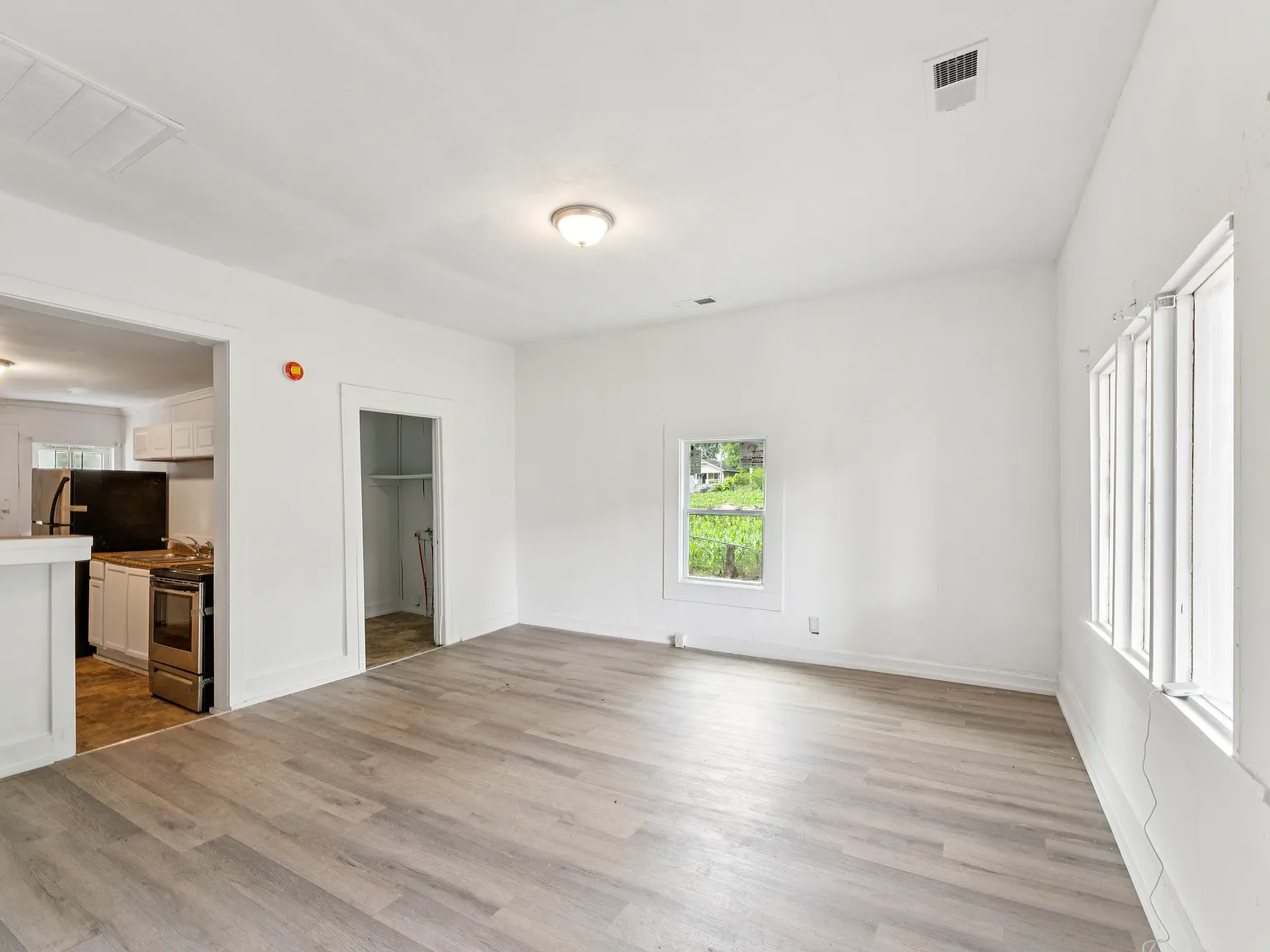 3 bed, 820 sqft, $1,000 — Photo 2