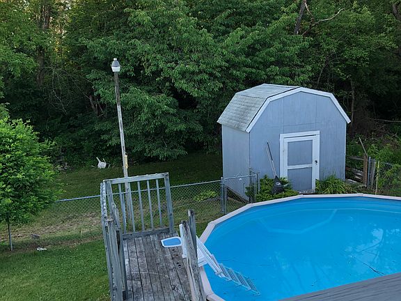 3rd image of 72 Close Hollow Dr