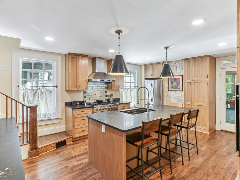 1st image of 762 Vedado Way NE