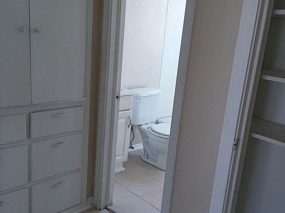 4th image of 1002 N Lake St #10448211