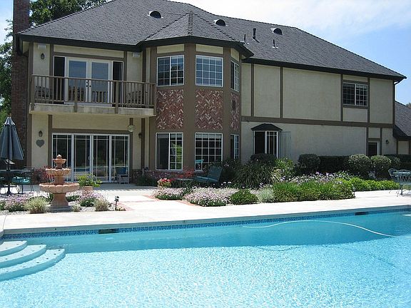 2nd image of 1721 Country Dr
