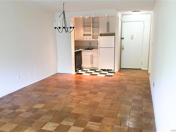 5th image of 100 Diplomat Dr APT 8E