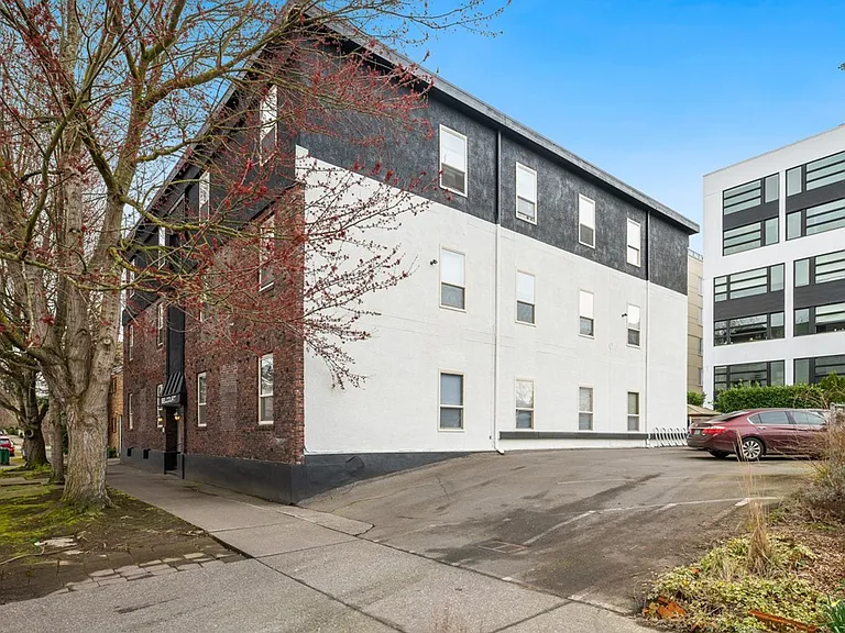 Belcourt Apartments — Photo 20