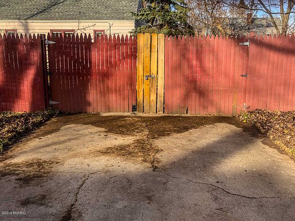 4th image of 1011 Dickinson St SE