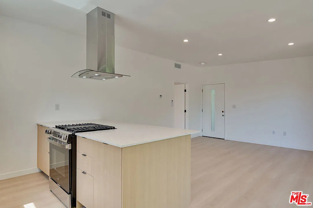 2 bed, 1.0 bath, 895 sqft, $4,950 — Photo 4
