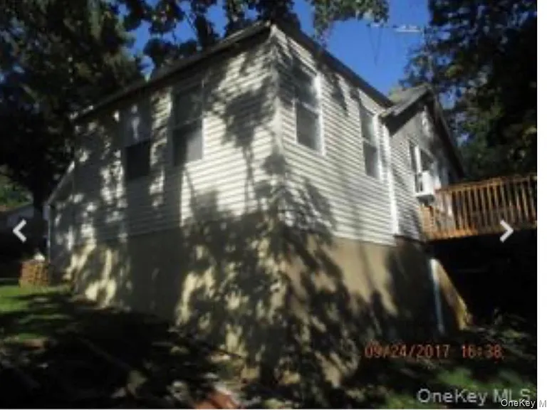 37 Roosevelt St — Photo 1