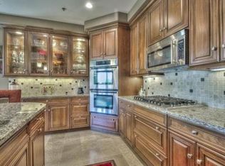 4900 Central St APT 303, Kansas City, MO 64112