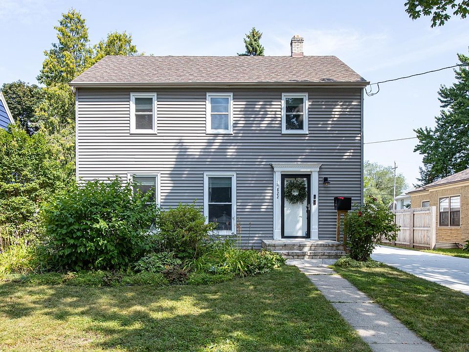 1st image of 822 W 3rd St