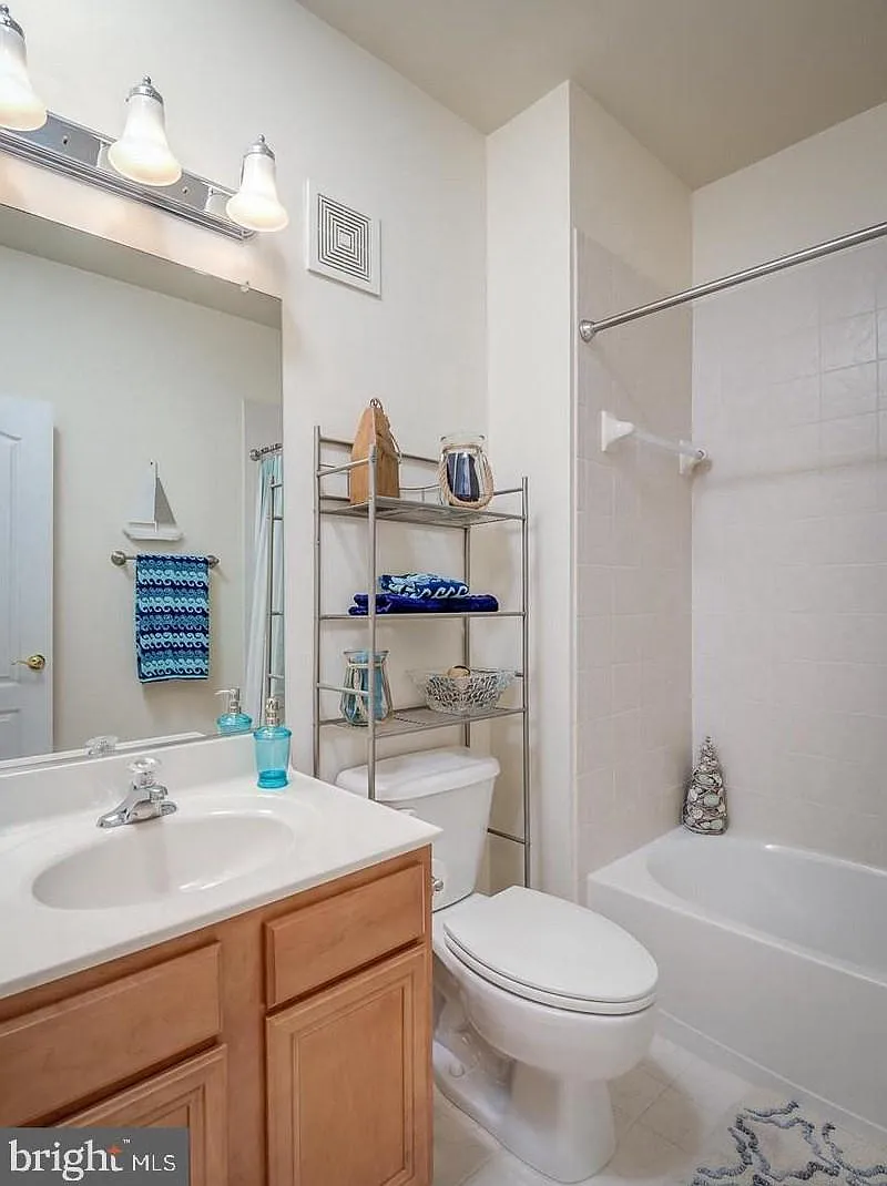 3 bed, 2.5 bath, 1339 sqft, $2,599 — Photo 2