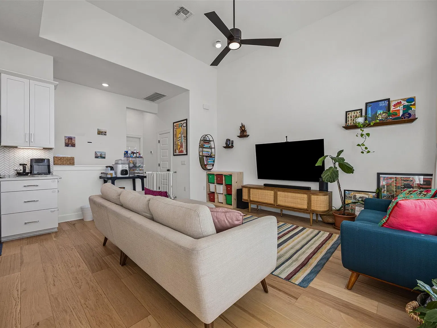 3 bed, 2.5 bath, 1720 sqft, $2,990 — Photo 3