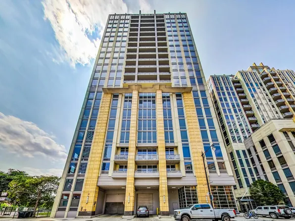 700 N Larrabee St APT 1302, Chicago, IL 60654