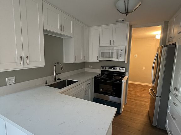 2nd image of 8111 Camino Del Oro APT O