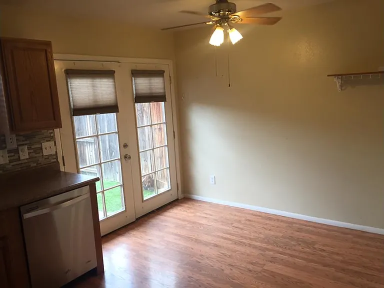 909 E Lodge Dr — Photo 3