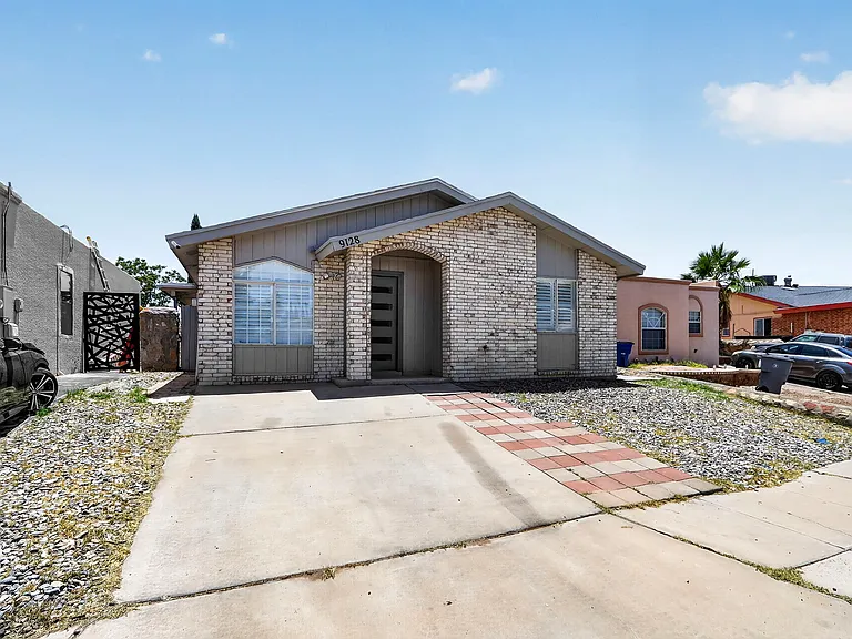 9128 Bur Oak Cir — Photo 2