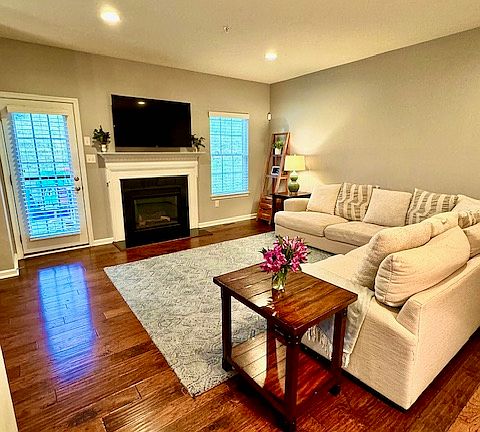 4th image of 900 Fairgate Dr
