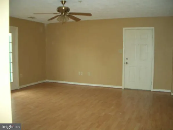 125 Hailey Ln APT E8, Strasburg, VA 22657